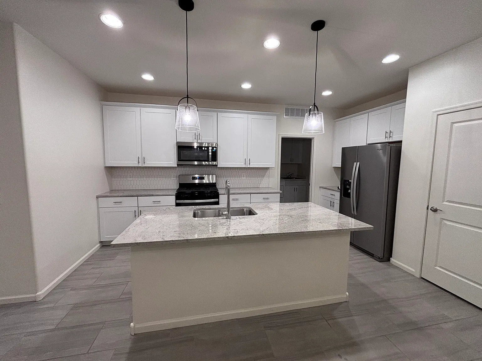 4 bed, 2.5 bath, 2384 sqft, $2,495 — Photo 2