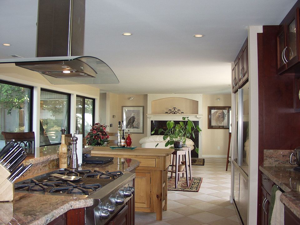 2nd image of 3010 Russet Rd