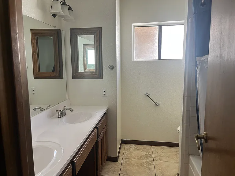 520 W Port Royale Ln — Photo 13
