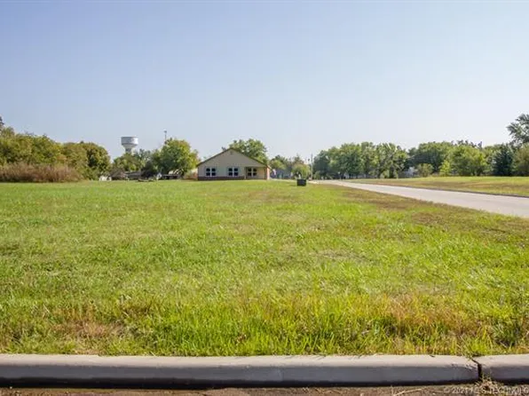 700 Sooner Pl, Dewey, OK 74029