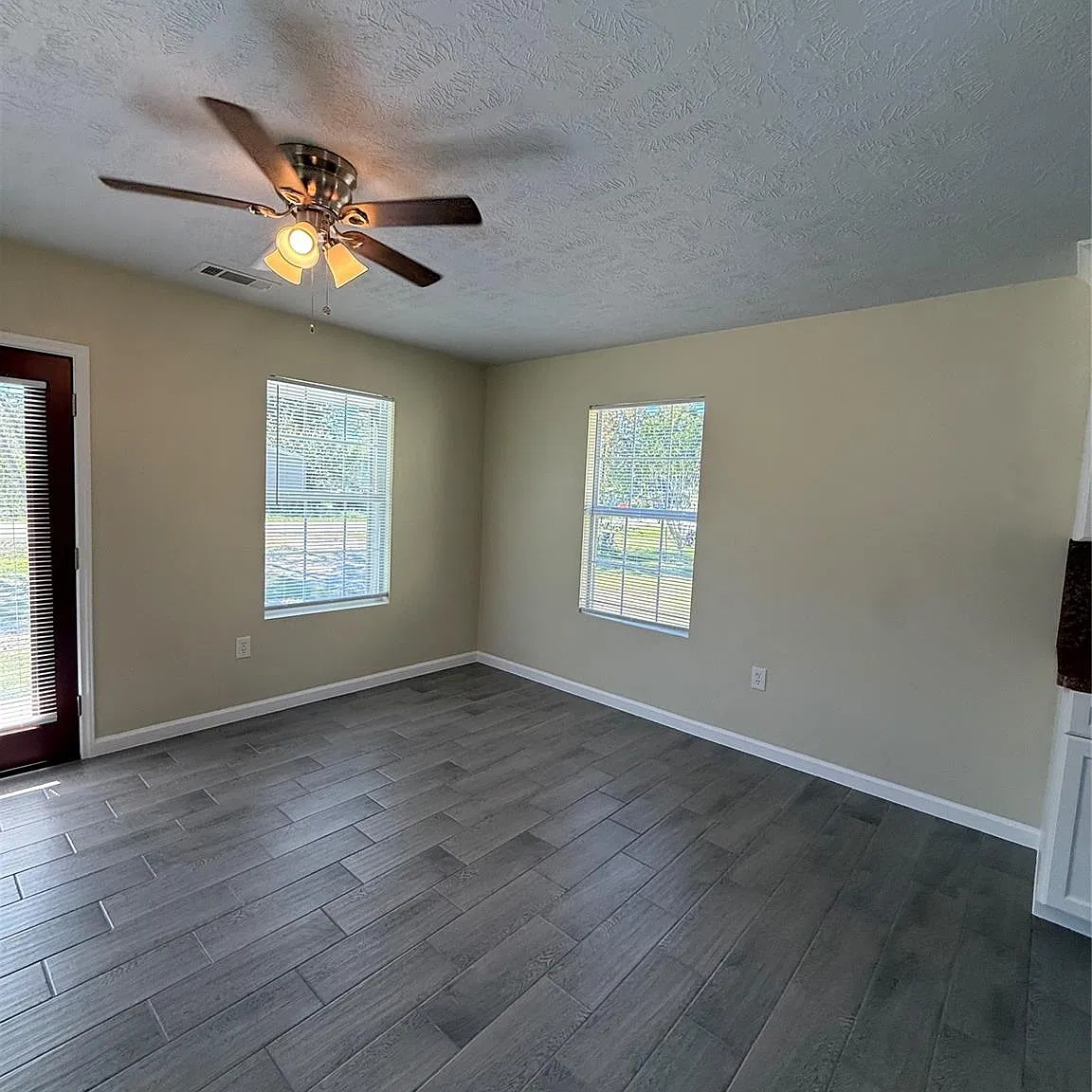 3 bed, 2.0 bath, 1072 sqft, $1,650 — Photo 3