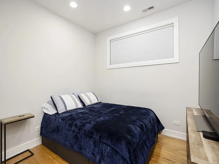 821 W Roscoe St #1 — Photo 44