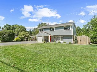 407 Crest Dr, Northvale, NJ 07647