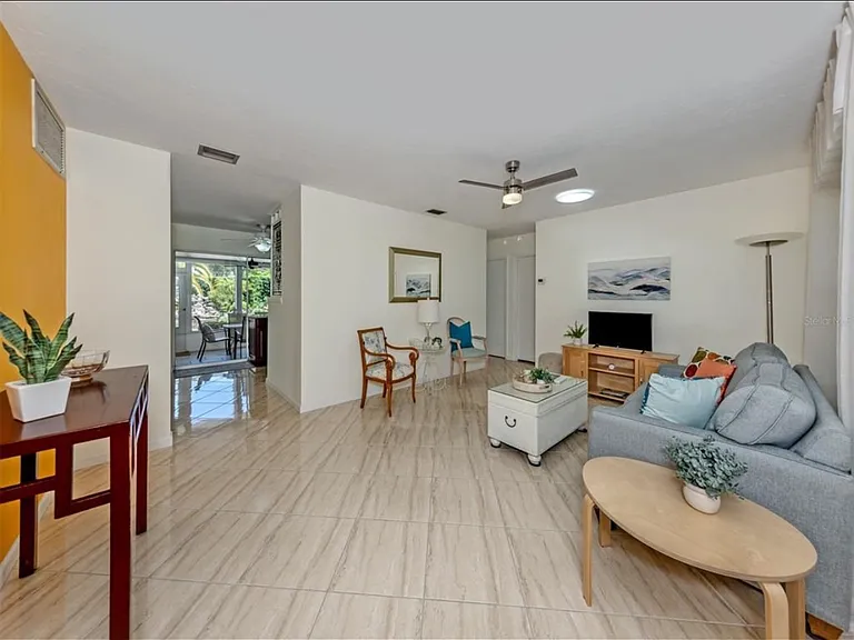 509 Harbor Dr S — Photo 2