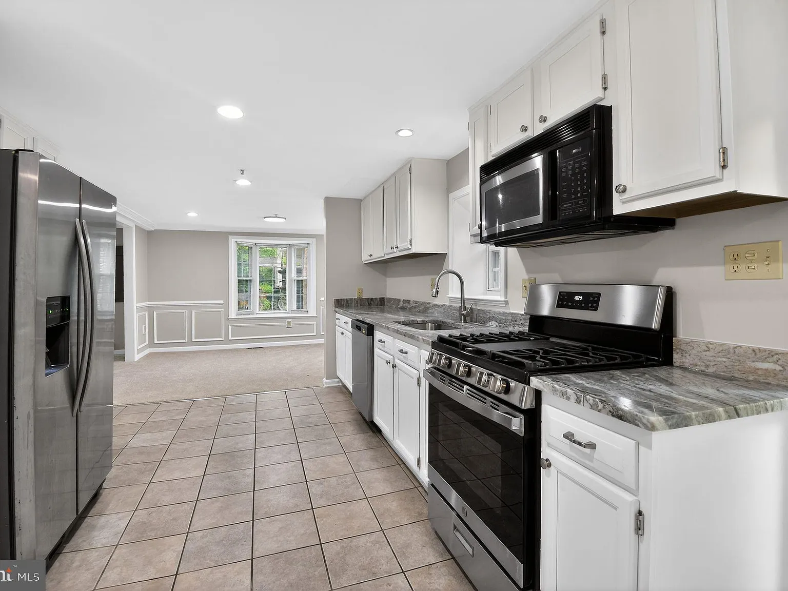 3 bed, 2.5 bath, 2900 sqft, $3,500 — Photo 3