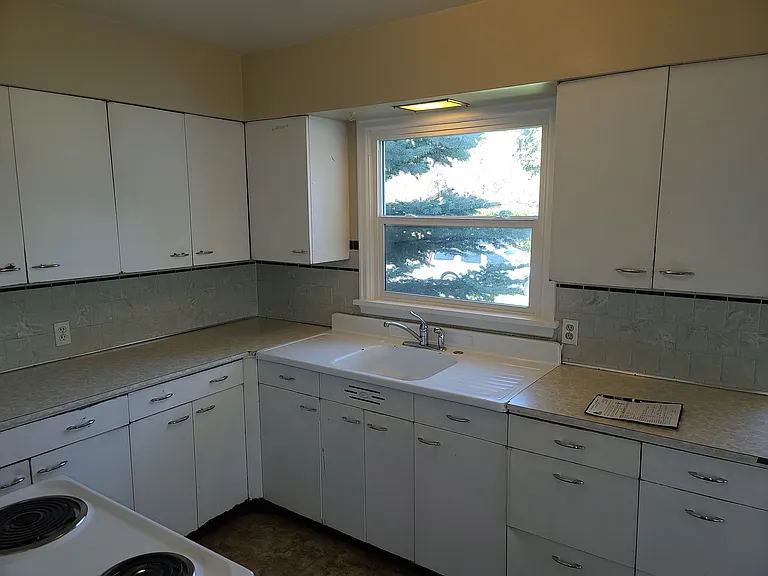 413 S 11th Ave — Photo 2