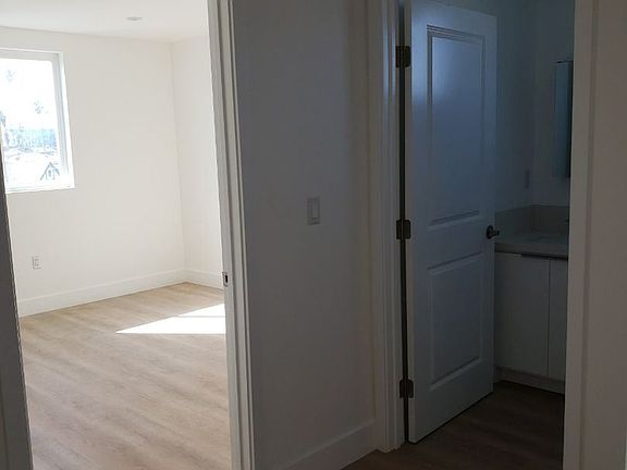 3rd image of 847 W 79th St