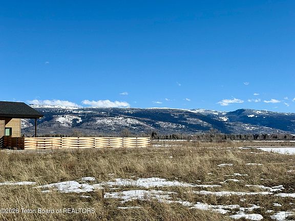 2nd image of 1045 Pawnee Rd