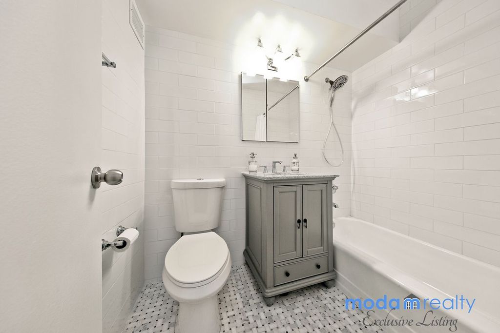 2 Bed 1 Bath Property, New York • 900 Sq Ft