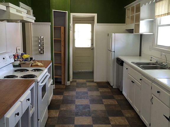 Kitchen with dishwasher