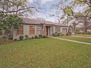 906 Edgewood Dr, Bryan, TX 77802