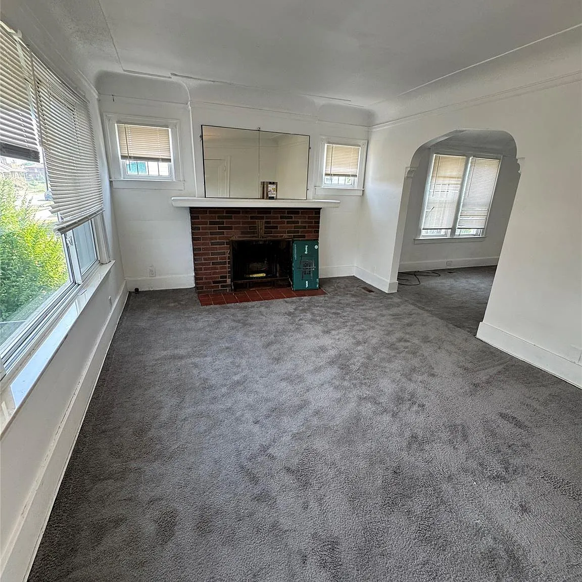 2 bed, 1.0 bath, 2000 sqft, $1,100 — Photo 2