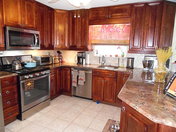 3rd image of 4 Tropicana Ct
