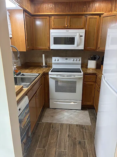 New kitchen tiled.