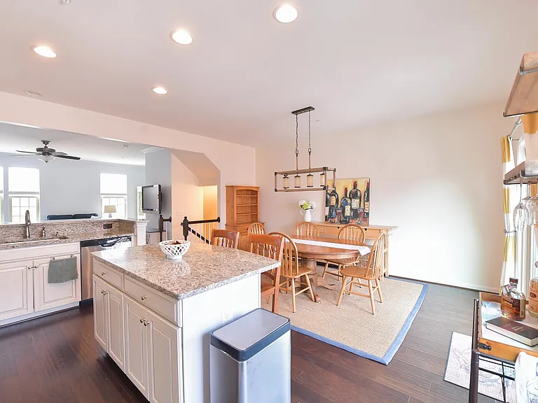 4644 Hudson St — Photo 11