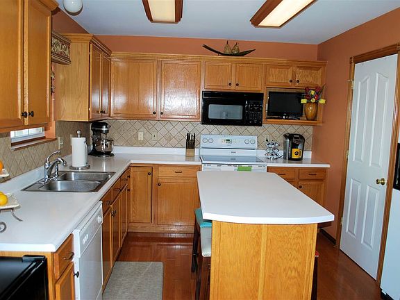 3rd image of 9065 Braxton Dr