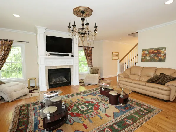 10 East Bassett Lane, Derby, CT 06418