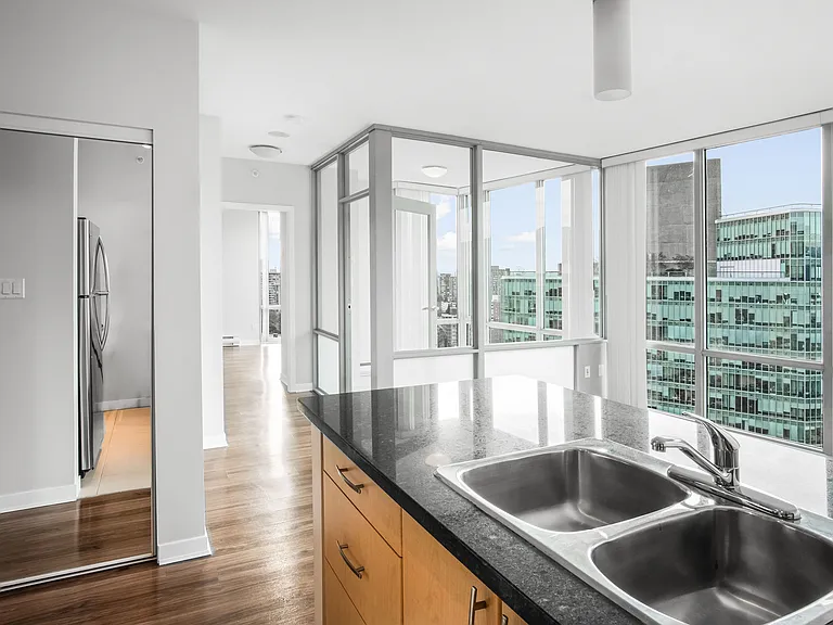 1529 W Pender St — Photo 14