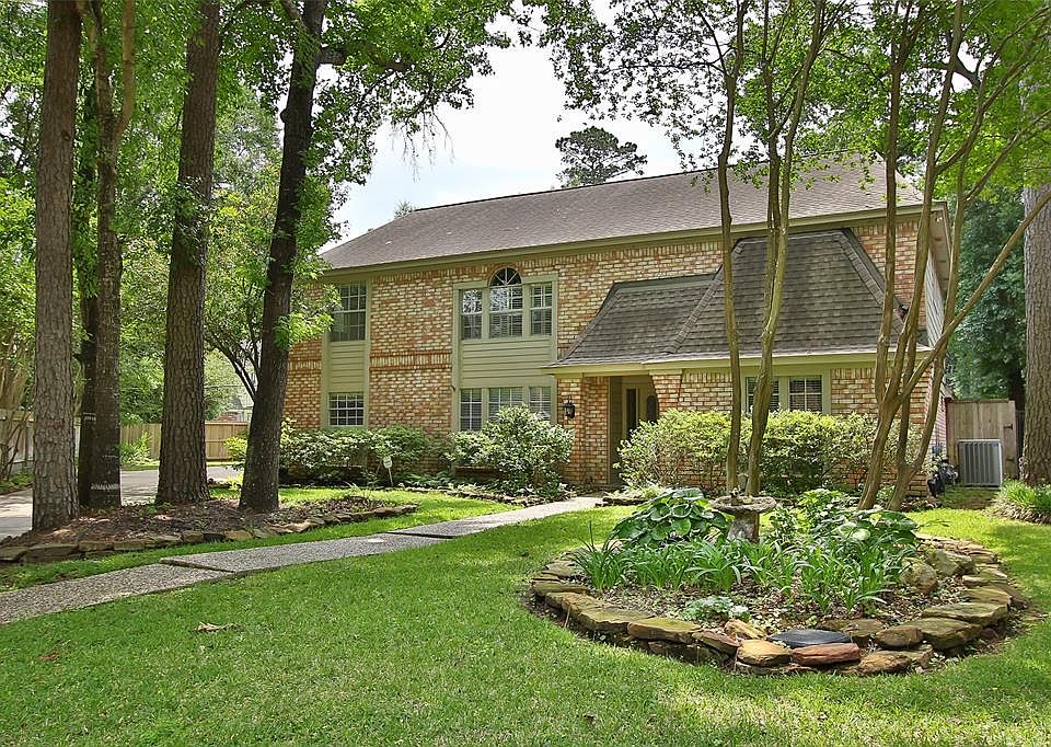 Lovely Lakewood Forest home.