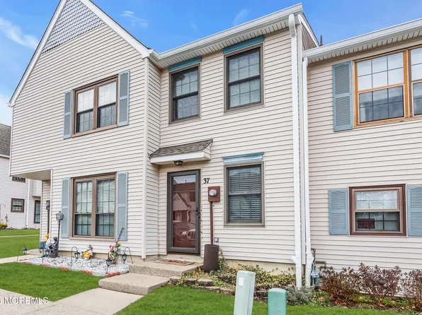 37 Queens Way, Englishtown, NJ 07726