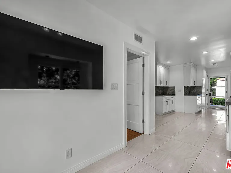 1521 Midvale Ave — Photo 20
