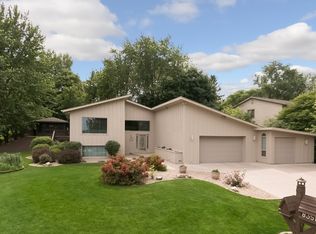 8351 Amsden Ridge Dr, Bloomington, MN 55438