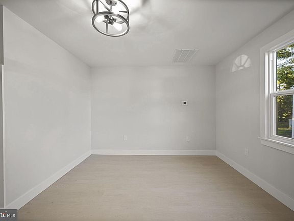 3rd image of 821 S Woodlynn Rd