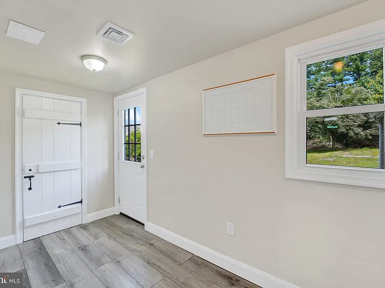 211 Gale Ln — Photo 14