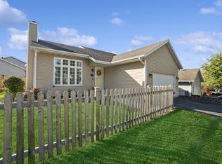 814 S Oak Creek Dr, Genoa, IL 60135