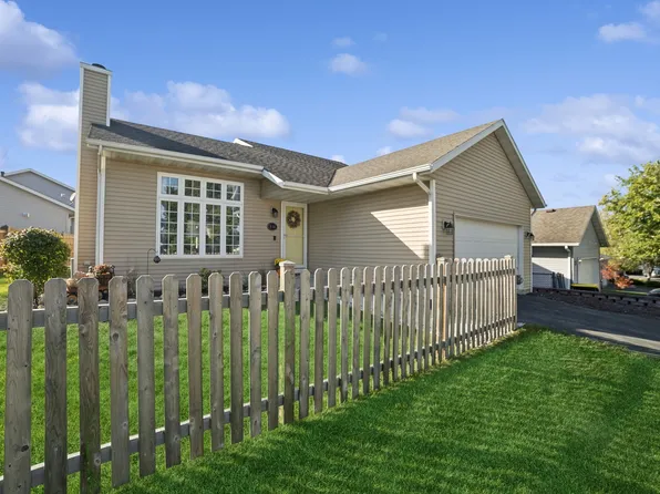 814 S Oak Creek Dr, Genoa, IL 60135