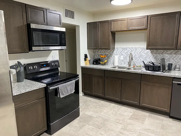 1116 W 17th Pl — Photo 9
