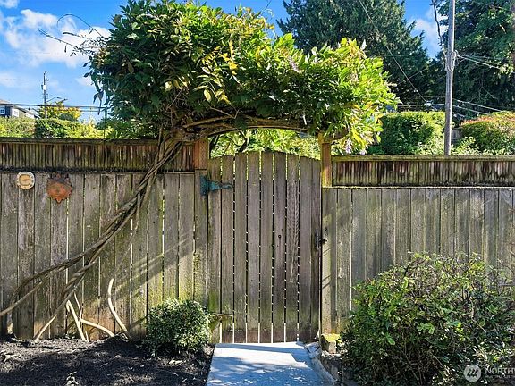 4th image of 4631 48th Avenue S