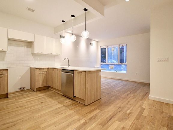 3rd image of 110 Jefferson Ave #1