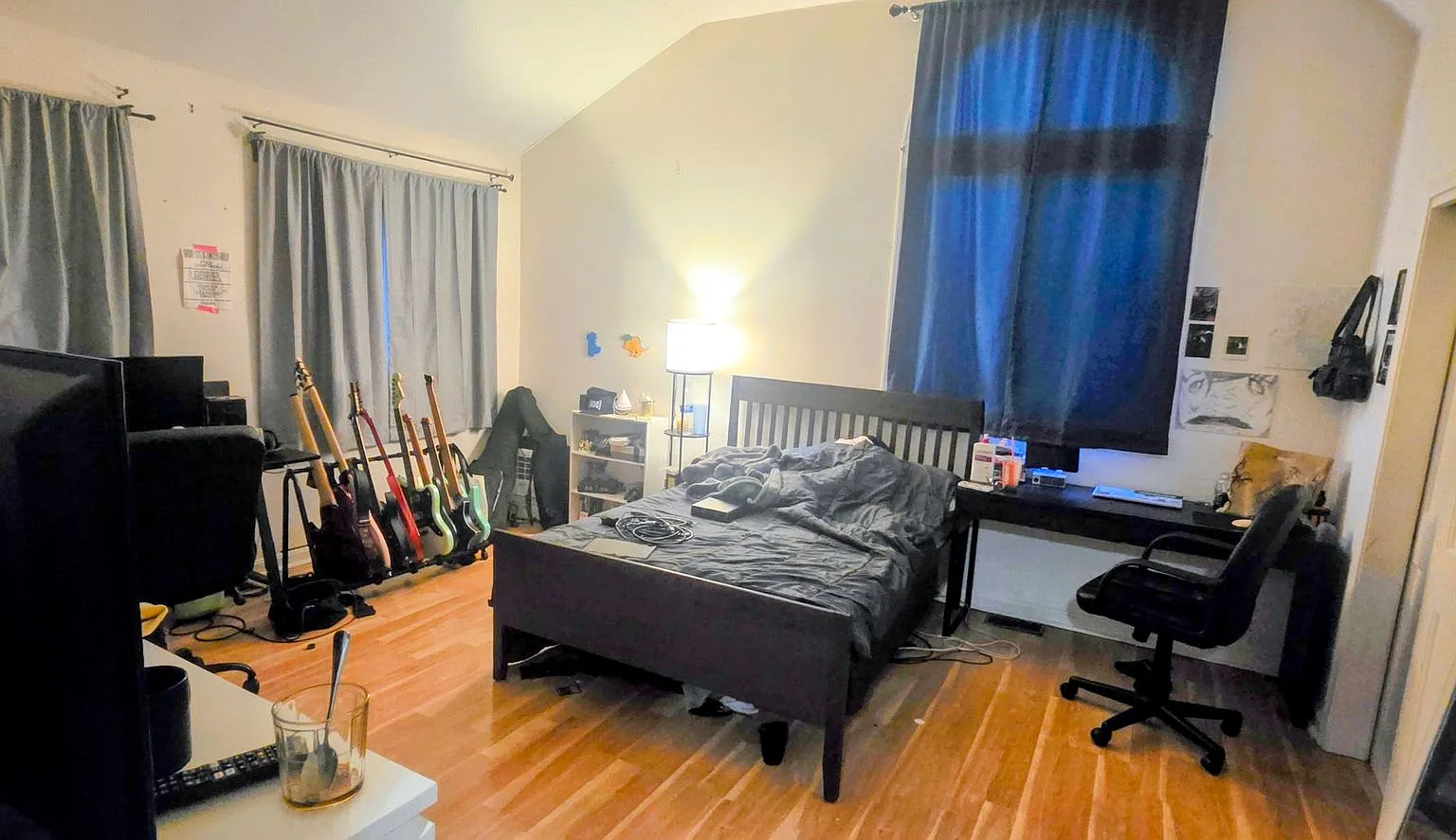No Fee! Xl House W 2 Parking Inc, Laundry I/U -- New Hardwood Flooring, Pet Friendly, 2 Parking S... — Photo 1