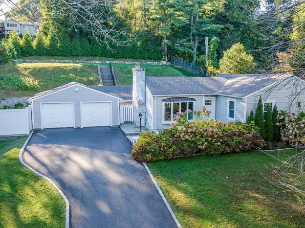 17 Dumbarton Drive, Huntington, NY 11743