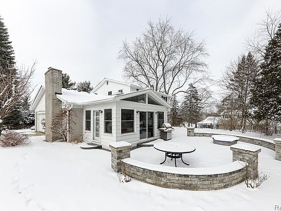 3rd image of 4390 Crestline Dr