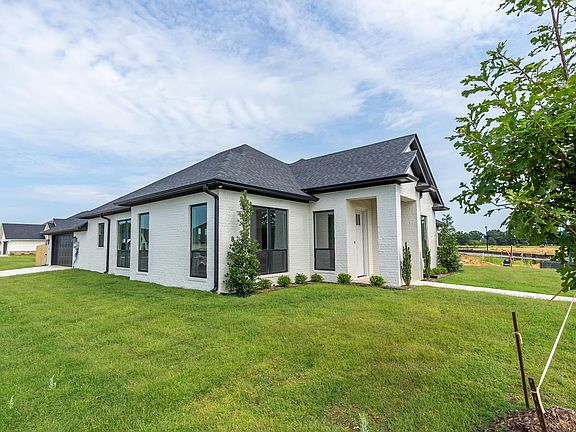3rd image of 414 Bluebonnet Cir