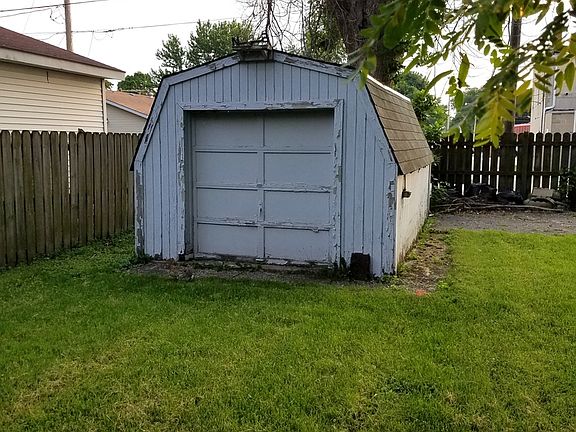 5th image of 210 S La Salle Ave