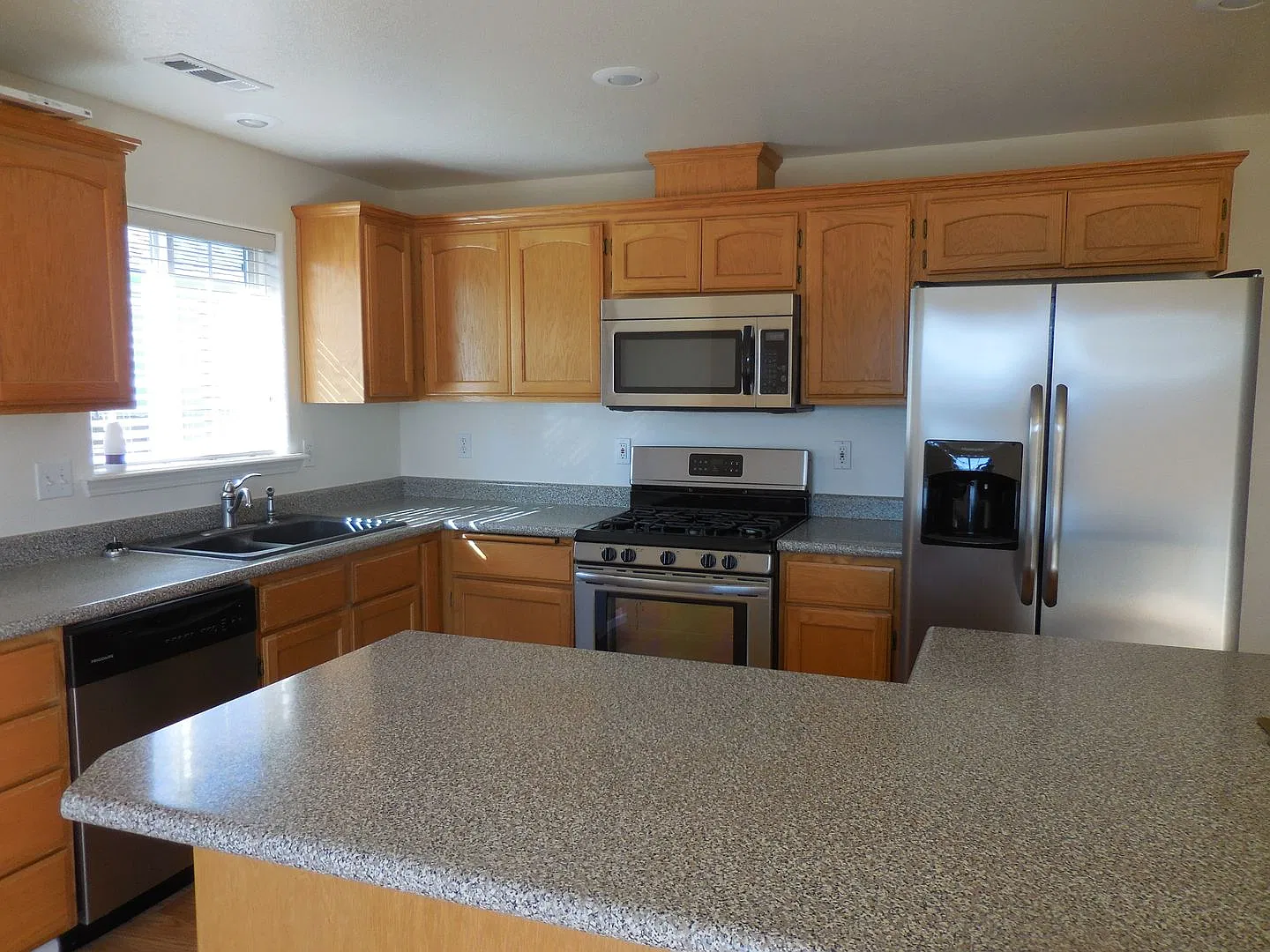 Nice Clean 3 Bedroom House in Cental Point — Photo 3