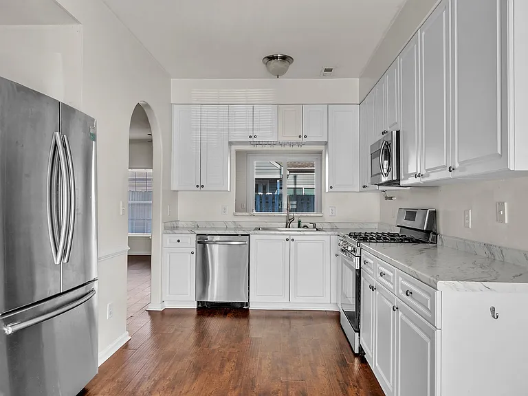 2322 Charing Cross Rd — Photo 7