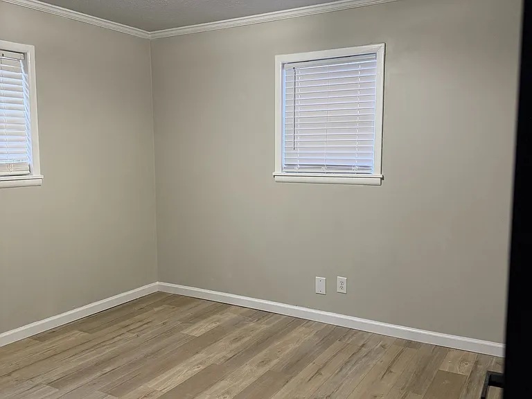 2559 Saint Clair St — Photo 4