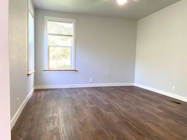 690 S Park Ave — Photo 25