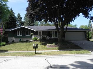 1620 Willow Ct, Grafton, WI 53024