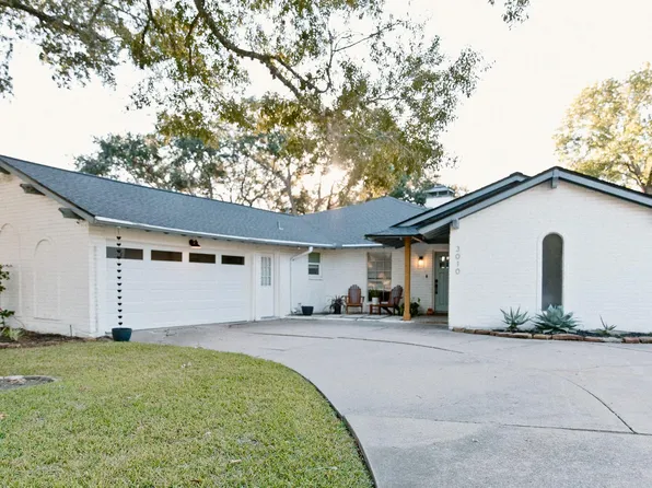 3010 Broadmoor Dr, Sugar Land, TX 77478
