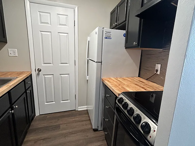 1 bed 1 bath - Kitchen - In School House