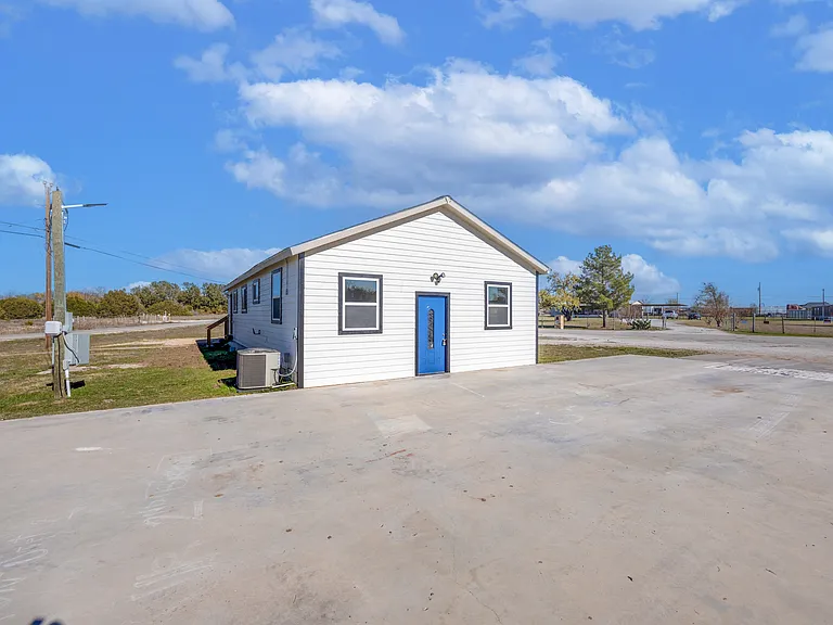 147 Western Lake Dr — Photo 3