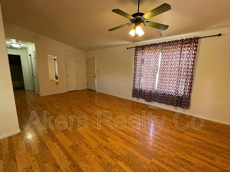 3 bed, 1.0 bath, 987 sqft, $1,550 — Photo 3