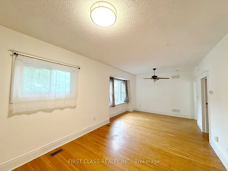 9 Grantham Ave S — Photo 15