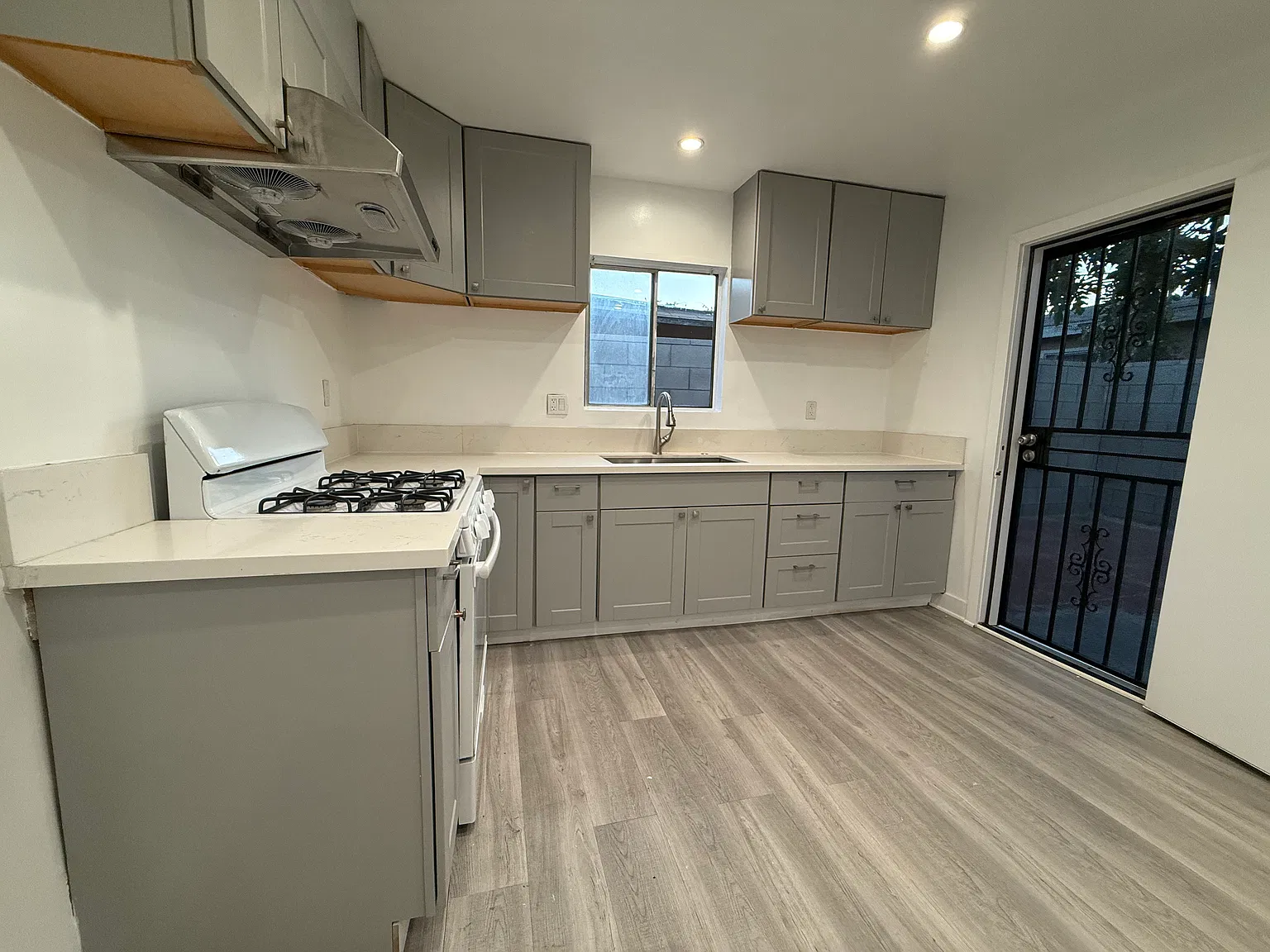 2735 1/2 N Leafdale Ave — Photo 3
