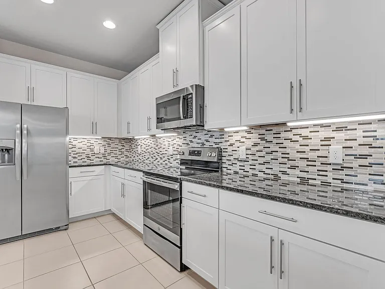 569 Bethesda Ct — Photo 5